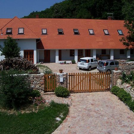 Bakonyi Apartmanhaz Елпені Екстер'єр фото